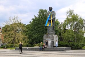 https://gloswielkopolski.pl/ukrainska-flaga-na-pomniku-adama-mickiewicza-w-poznaniu-przyciaga-uwage-zdjecia/ga/c1-16417123/zd/57557089